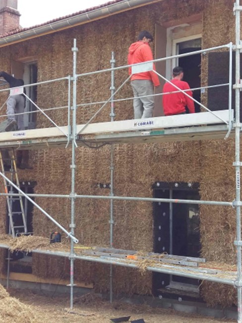 Ecoconstruction-mur-paille-echaffaudage