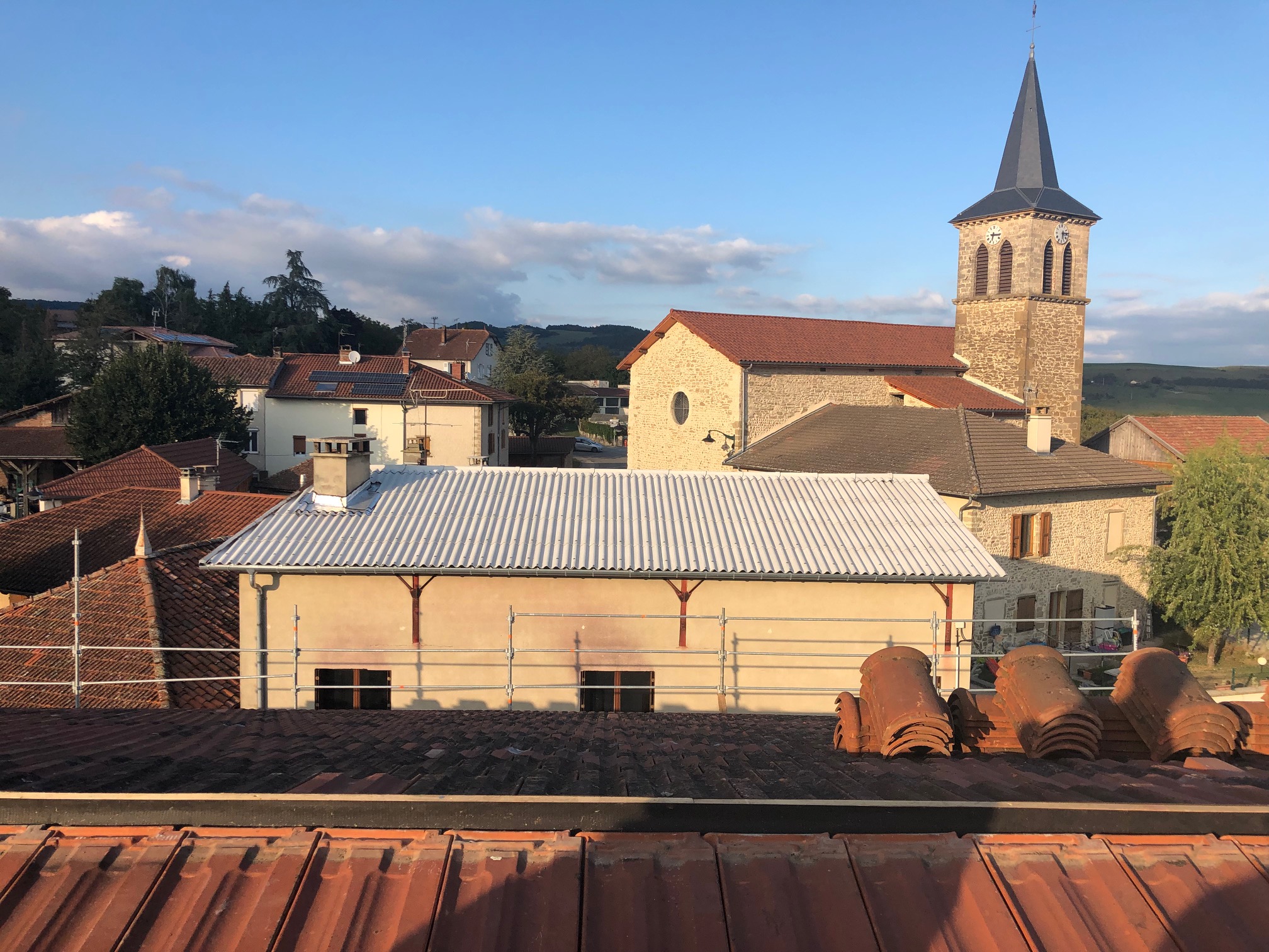 Aplomb-38-Saint-Appolinard-toit-tuile-reemploi-ecomat-eglise