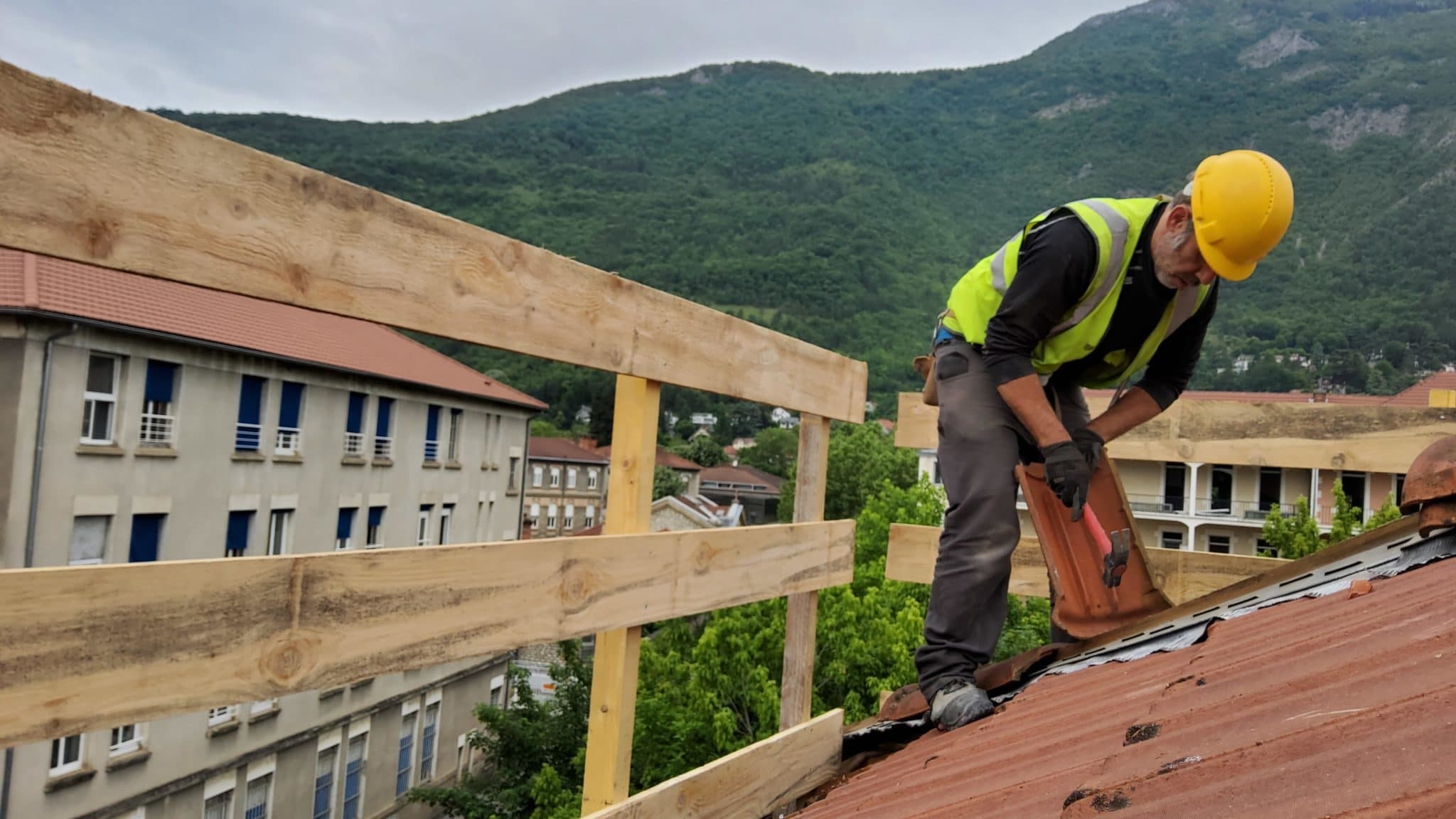 Chantier-deconstruction-cadran-solaire-materiau-remploi-toiture-tuiles