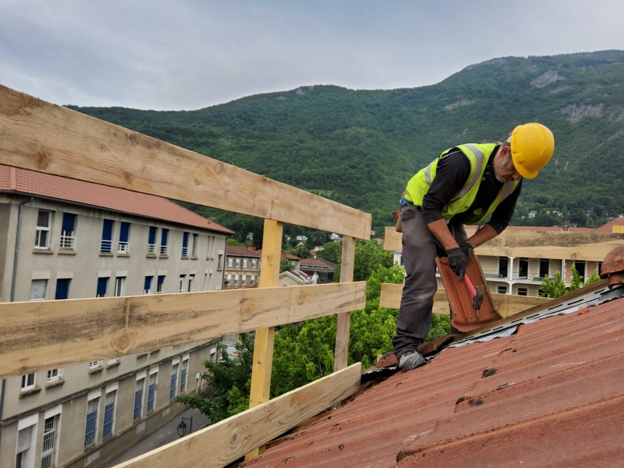 Chantier-deconstruction-cadran-solaire-materiau-remploi-toiture-tuiles
